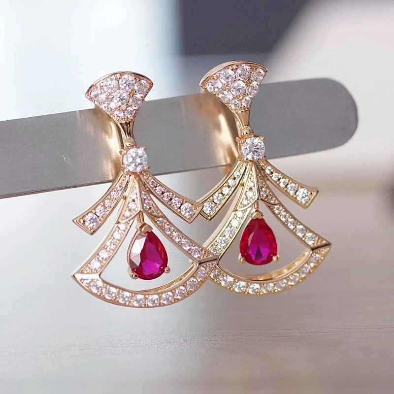 ต่างหู รูปพัดแบบใหม่ประดับเพชร และทับทิมเงินสเตอร์ลิง ดีไซน์ระดับไฮเอนด์