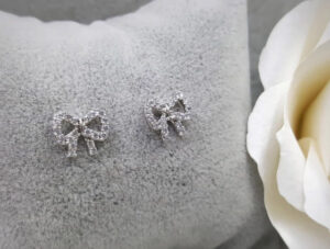 ต่างหู แบบแป้น ฝังคริสตัล ลายโบ Ribbon ขนาดพอเหมาะ สวยหวาน