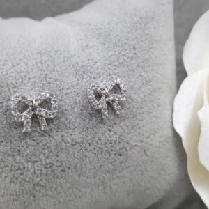 ต่างหู แบบแป้น ฝังคริสตัล ลายโบ Ribbon ขนาดพอเหมาะ สวยหวาน