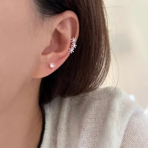 ต่างหูเงินแท้ ต่างหูดอกเพชรเรียงสาม เงิน (Silver)