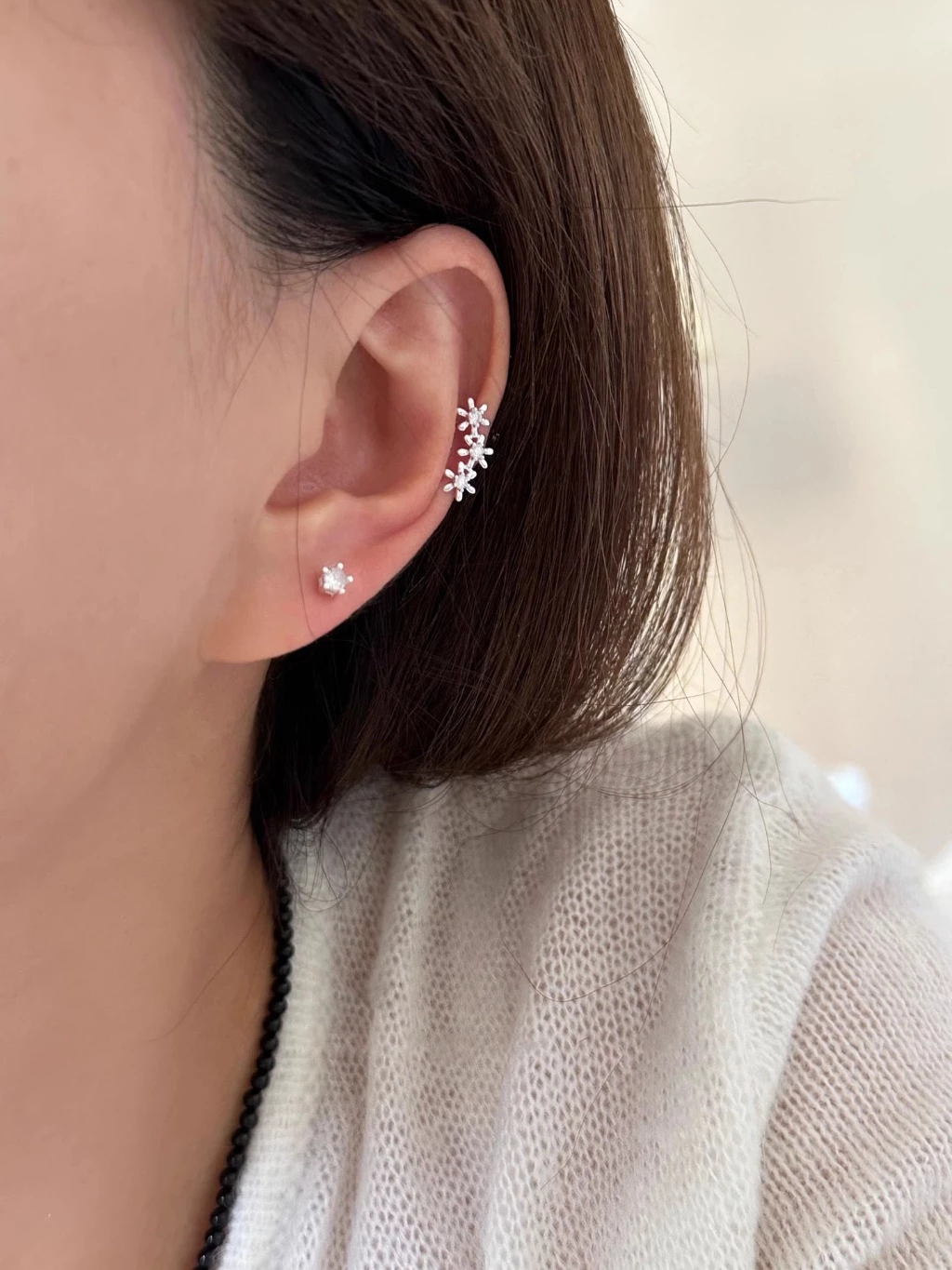 ต่างหูเงินแท้ ต่างหูดอกเพชรเรียงสาม เงิน (Silver)